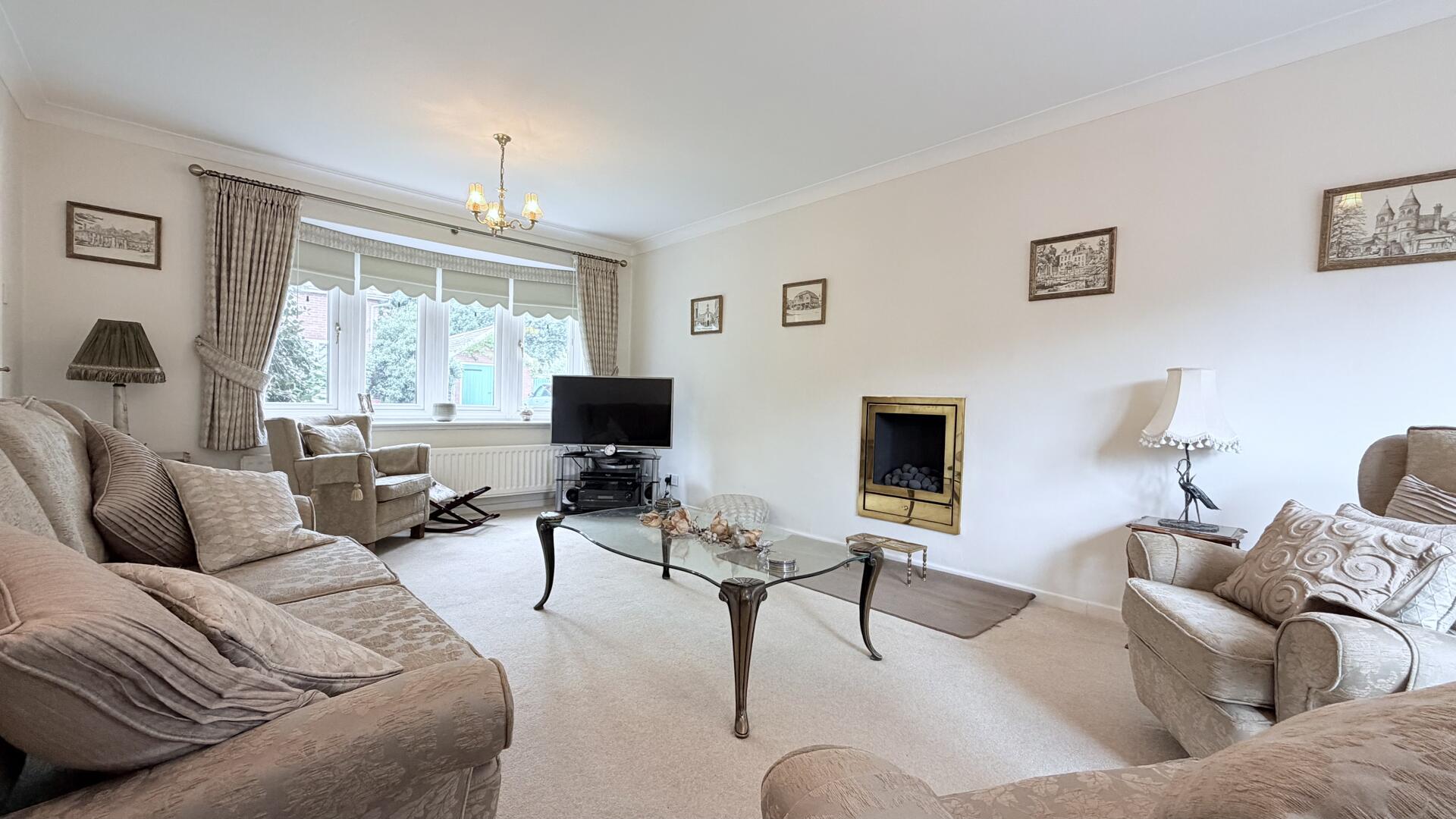4 bed property in Lynwood Drive, Kidderminster